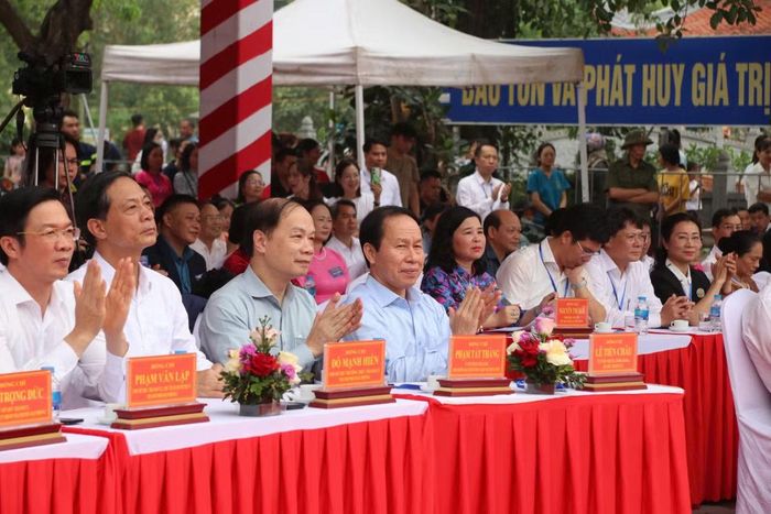 Ông Phạm Tất Thắng, Ủy viên Trung ương Đảng, Phó Trưởng Ban Tuyên giáo và Dân vận Trung ương; Lê Tiến Châu, Ủy viên Trung ương Đảng, Bí thư Thành ủy, Trưởng đoàn Đại biểu Quốc hội thành phố Hải Phòng dự lễ khai hội.
