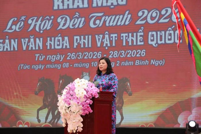 Bà Nguyễn Thị Huê, Phó Bí thư Đảng ủy, Chủ tịch UBND xã Ninh Giang đọc diễn văn khai hội.