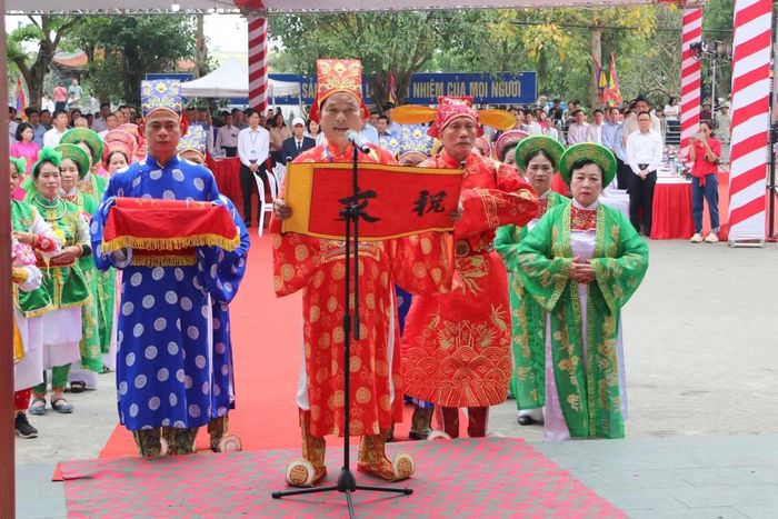 Nghệ nhân Ưu tú Lưu Đức Anh Tuấn đọc chúc văn tri ân công lao của Quan lớn Tuần Tranh.