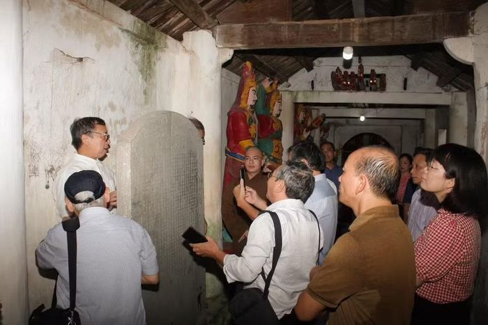 Giới nghiên cứu lịch sử khảo sát bia chùa Nghĩa Xá.