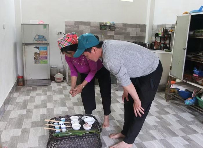 Sau khi thực hiện xong nghi thức cúng rừng, người dân sẽ cúng tổ tiên tại nhà.