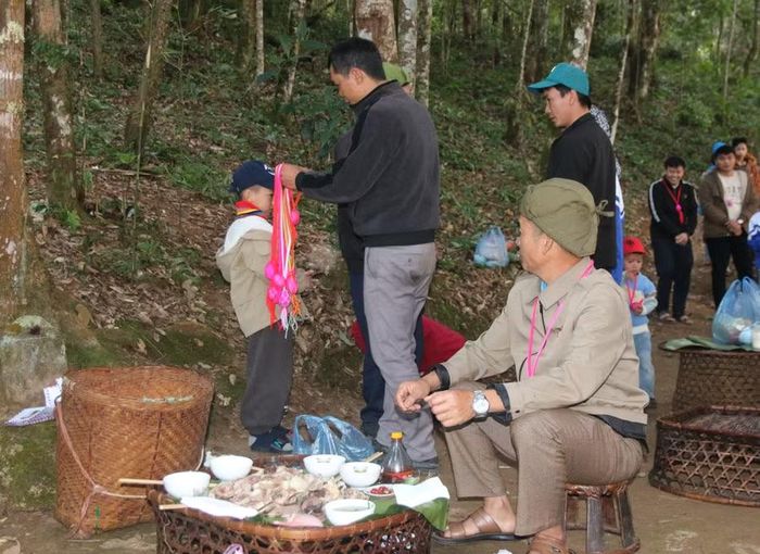 Những quả trứng màu được đeo cho mọi người với mong muốn cầu bình an.