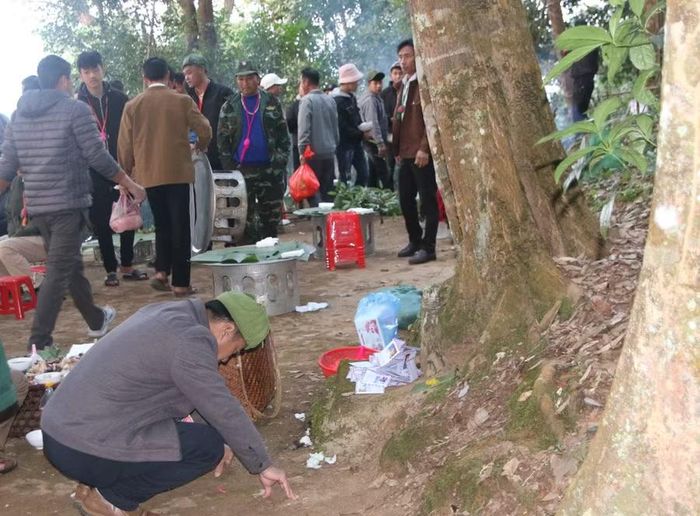 Người dân bản Lò Ma, xã Thu Lũm thực hiện nghi thức cúng rừng.