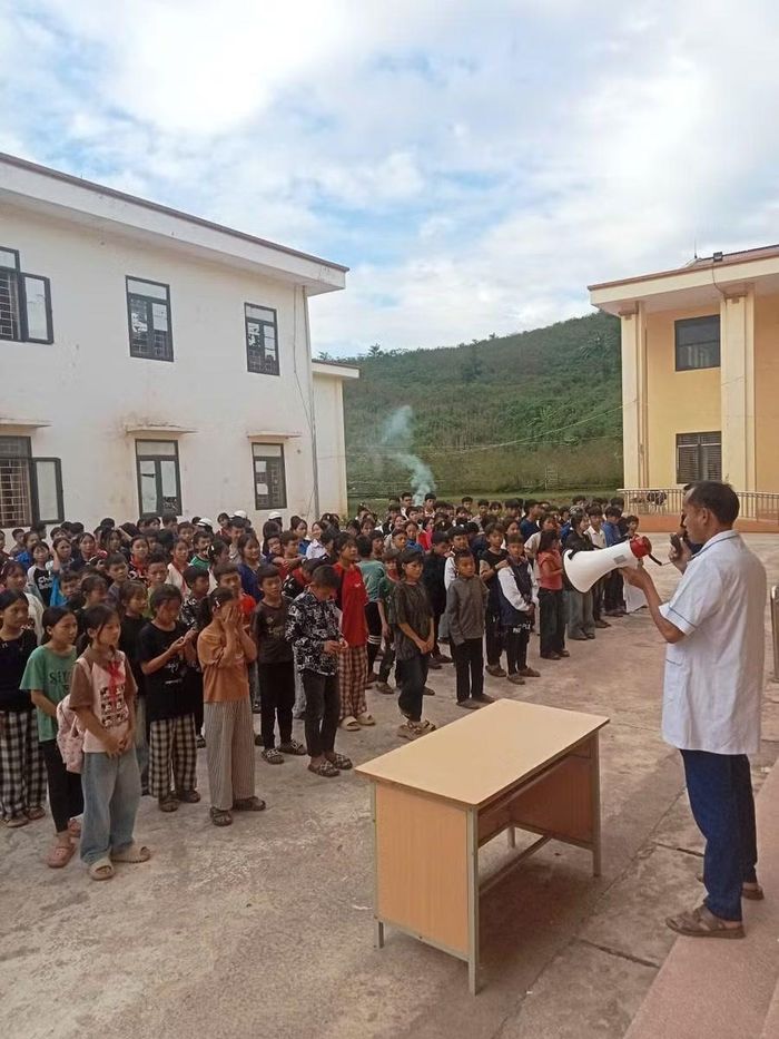 Nhà trường luôn quan tâm thường xuyên nhắc nhở học sinh nói không với thuốc lá.