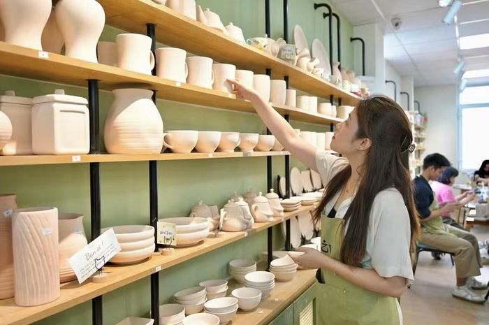 Bạn trẻ lựa chọn mẫu gốm để trang trí theo sở thích cá nhân. Ảnh: NVCC.