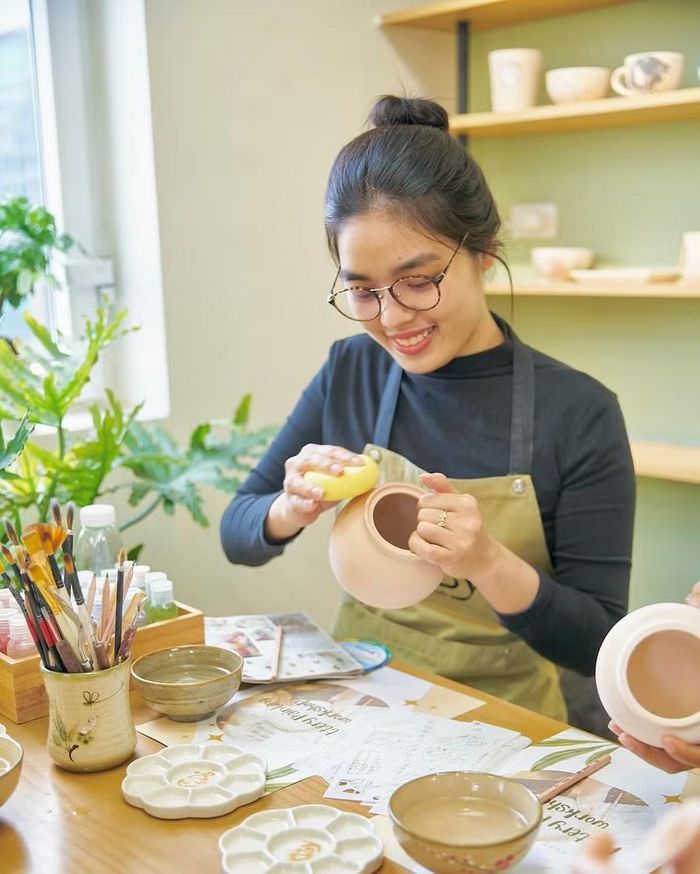Bạn trẻ tự tay hoàn thiện sản phẩm của mình. Ảnh: NVCC.