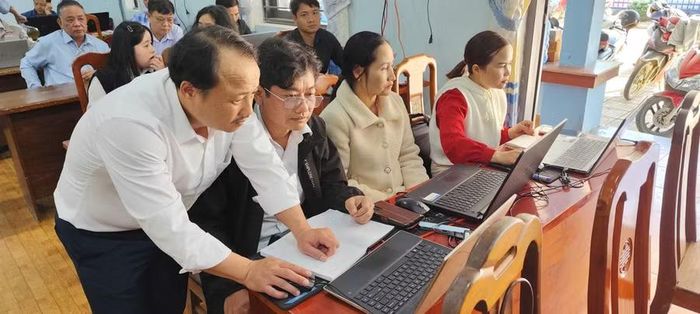 Giáo viên các trường học thuộc xã Trà Leng tham gia lớp học ứng dụng trí tuệ nhân tạo vào dạy học do UBND xã tổ chức. Ảnh: PV