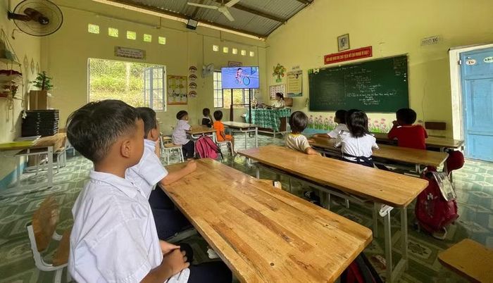 Điểm trường thôn thuộc Trường Phổ thông dân tộc bán trú Tiểu học Chu Văn An (xã Trà Tập, TP Đà Nẵng) được trang bị tivi thông minh phục vụ dạy học từ nguồn xã hội hóa. Ảnh: NTCC