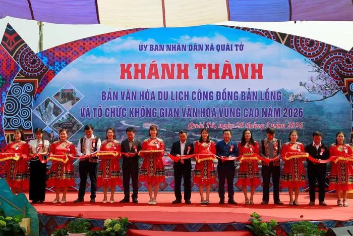 Các đại biểu thực hiện nghi thức cắt băng khánh thành bản văn hóa du lịch cộng đồng bản Lồng.