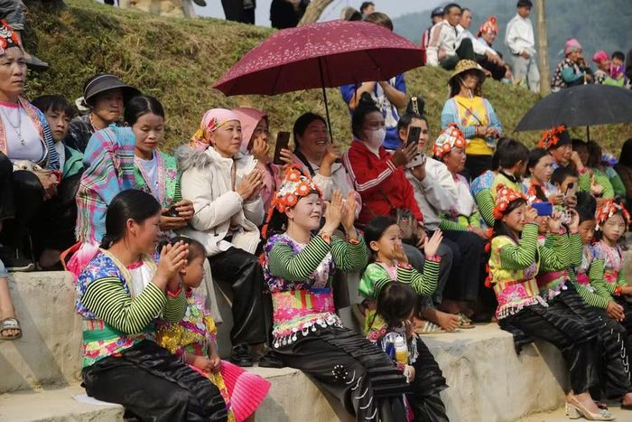 Nhân dân vui mừng trong ngày khánh thành.