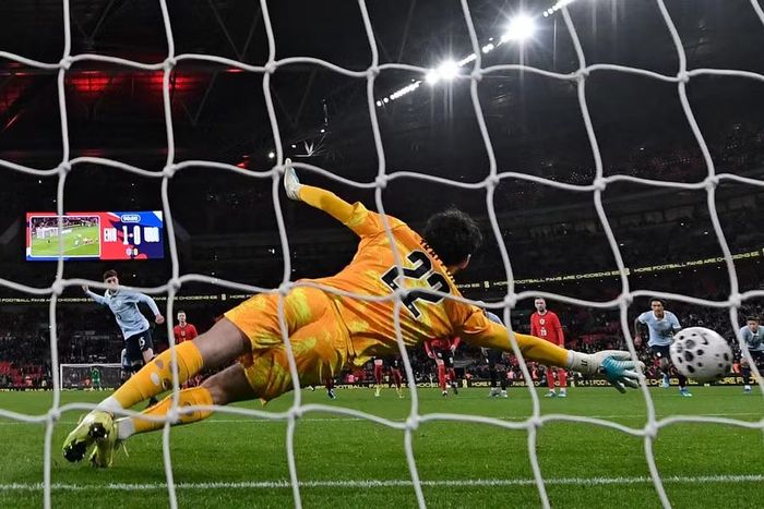 Federico Valverde tận dụng cơ hội để giúp Uruguay rời sân Wembley với 1 điểm.
