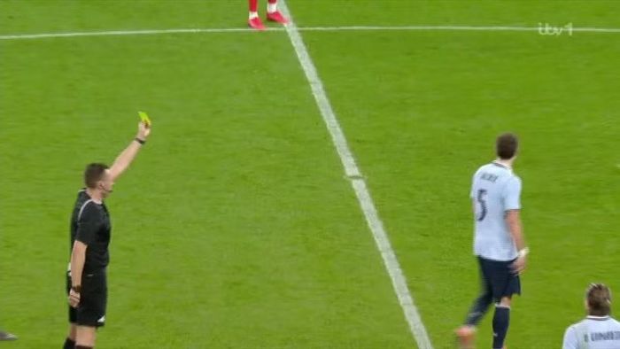 Tuy nhiên, tiền vệ thuộc biên chế Man Utd không bị đuổi khỏi sân.