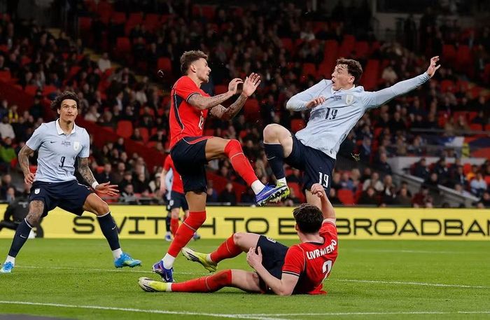 Tuy nhiên, ngôi sao thuộc biên chế Arsenal sau đó phạm lỗi với đối thủ trong vòng cấm giúp Uruguay được hưởng phạt đền.