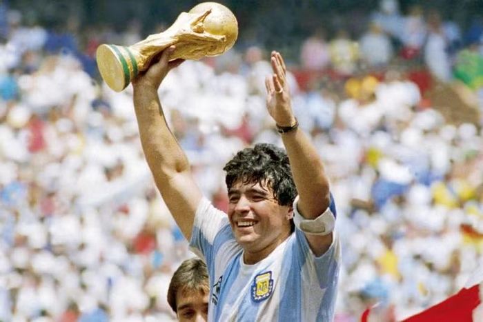 2. Diego Maradona. Từ Argentina đến Ý, ông được xem như biểu tượng bất tử với lối chơi kỹ thuật, ngẫu hứng và vô cùng hiệu quả, trong đó nổi bật là ngôi vô địch World Cup 1986.