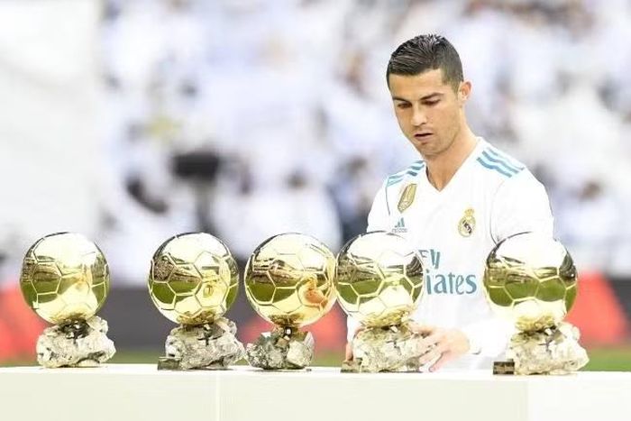 C.Ronaldo cũng sở hữu tới 5 Quả bóng Vàng thế giới (hiện chỉ thua mỗi Messi, người đang sở hữu 8 Quả bóng Vàng).