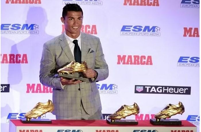 Ronaldo cũng sở hữu 4 Chiếc giày Vàng châu Âu ( (2007/08, 2010/11, 2013/14, 2014/15).