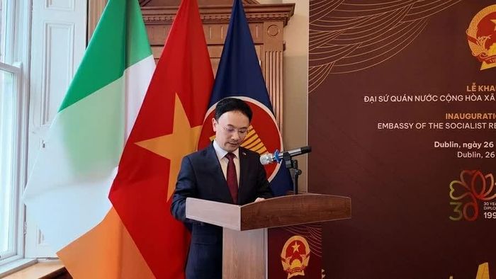 Đại sứ Việt Nam tại Ireland Phạm Toàn Thắng phát biểu tại lễ khai trương. (Ảnh: Bảo Chi)