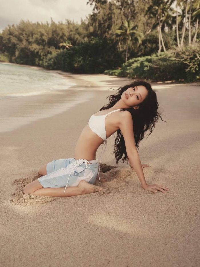 Trả lời phỏng vấn trên Elle, nữ ca sĩ cho biết đây là dịp để cô truyền tải quan điểm cá nhân về bikini, đồng thời thể hiện dấu ấn thẩm mỹ riêng trong từng sản phẩm.
