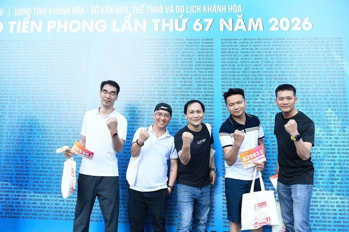Không chỉ là nơi ghi dấu khoảnh khắc cá nhân, khu vực bảng tên còn trở thành nơi kết nối cộng đồng runner, nơi những câu chuyện, những lời chúc và cả những lời hẹn tái ngộ trên đường chạy được trao đổi đầy thân tình.