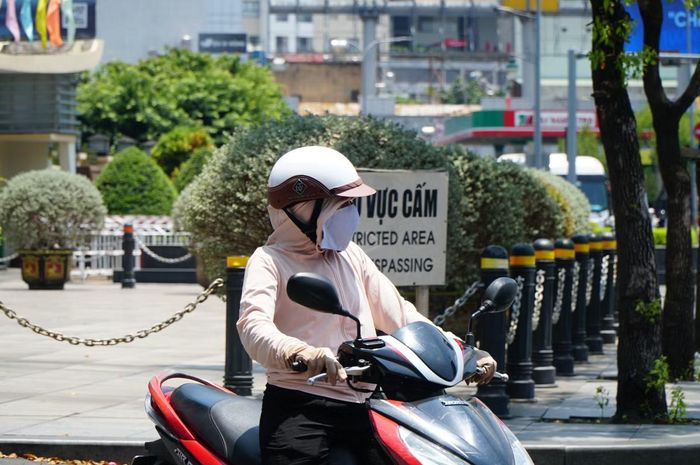  Nhiều người dân cho biết việc ra ngoài vào ban ngày trở nên rất vất vả. Có người phải hạn chế ra đường vào khung giờ nắng gắt, đặc biệt từ trưa đến chiều. 