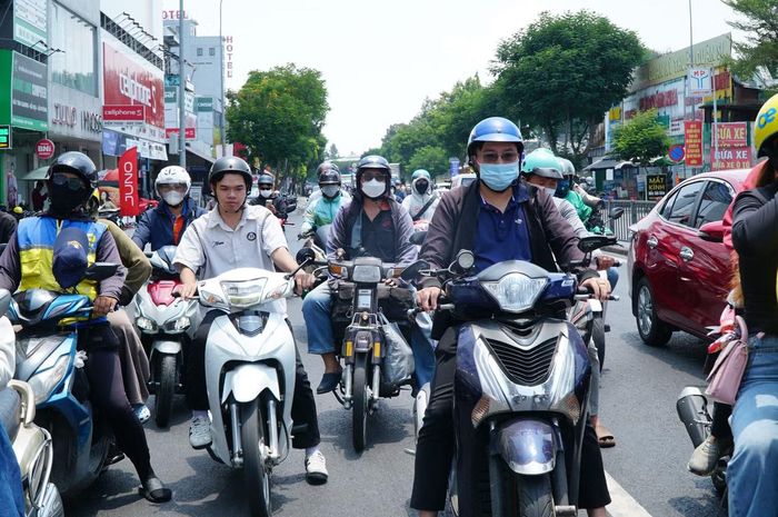  Dự báo trong những ngày tới, nắng nóng tiếp tục gia tăng và mở rộng, đặc biệt tại khu vực miền Đông Nam Bộ. Riêng TPHCM, nhiệt độ cao nhất có thể đạt tới 36 độ C tại một số khu vực như Thủ Đức, Tân Bình, Bình Chánh và vùng lân cận như Thủ Dầu Một, Bắc Tân Uyên. Các khu vực khác phổ biến 34-35 độ C, với thời gian nắng nóng cao điểm từ 11h đến 15h. 
