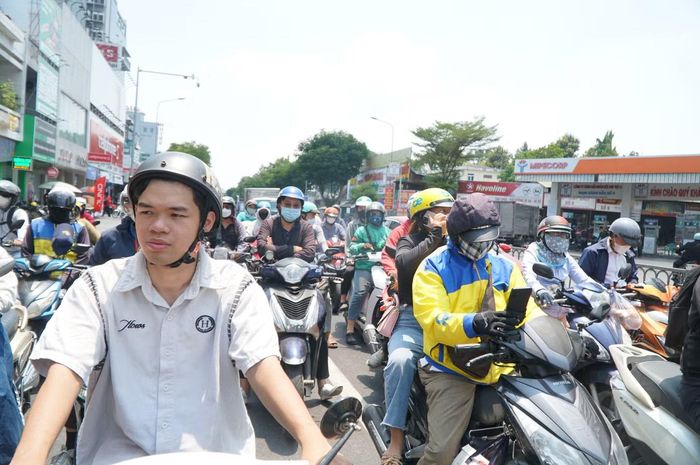  Theo Trung tâm Dự báo Khí tượng Thủy văn quốc gia, ngày 28/3, khu vực Nam Bộ có mây, ngày nắng, riêng miền Đông có nơi xuất hiện nắng nóng. Nhiệt độ thấp nhất dao động 23-26 độ C, cao nhất phổ biến 31-34 độ C, có nơi trên 35 độ C. 