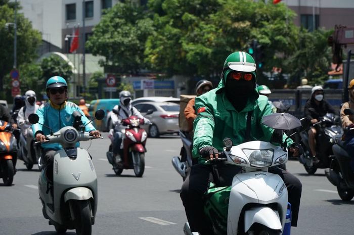  Đối với lao động ngoài trời, nắng nóng khiến cơ thể dễ rơi vào tình trạng mệt mỏi, choáng váng, buộc phải nghỉ ngơi sớm để đảm bảo an toàn. 