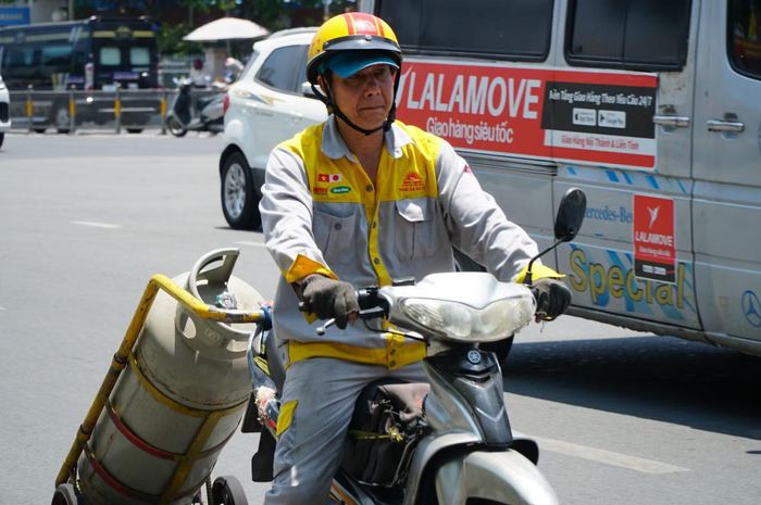  Nhiệt độ càng tăng cao vào buổi trưa do bức xạ nhiệt từ mặt đường và phương tiện giao thông, khiến cảm giác nóng bức trở nên ngột ngạt hơn. Không chỉ gây khó khăn trong việc di chuyển, thời tiết này còn ảnh hưởng trực tiếp đến sức khỏe và công việc của nhiều người. 