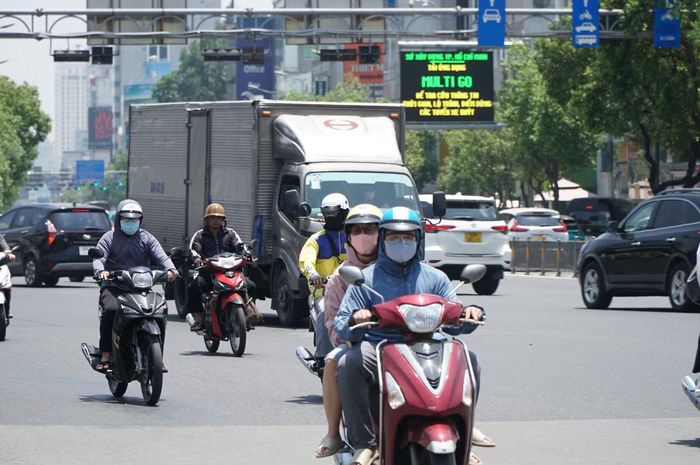 Trên các trục đường, hình ảnh người đi đường mặc áo chống nắng, đeo khẩu trang, kính râm và che kín cơ thể trở nên phổ biến để hạn chế tác động của thời tiết khắc nghiệt. Khi dừng đèn đỏ, nhiều người tranh thủ tìm bóng mát dưới cầu vượt hoặc tán cây để tránh nắng.