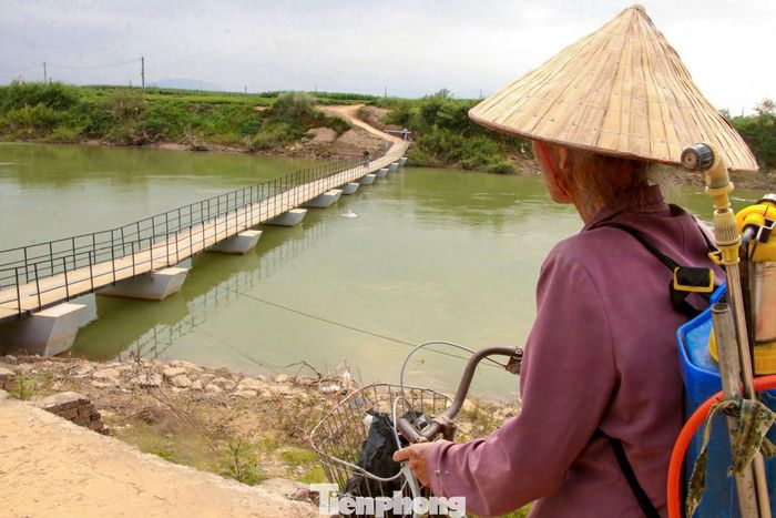 Người dân mỗi lần đi qua cầu đều thấp thỏm lo lắng.