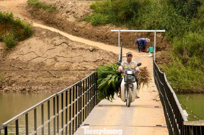 Cầu phao có mặt cầu hẹp, chỉ đủ cho xe máy lưu thông một chiều.
