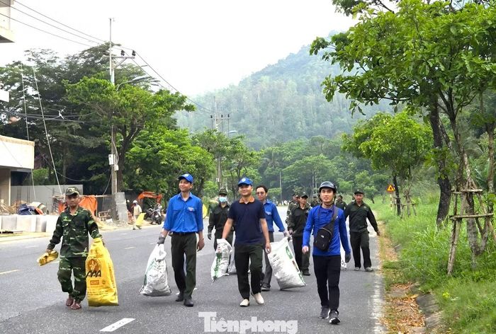 Khu vực dọn rác bắt đầu từ tuyến đường Lê Văn Lương, lên khu vực Hồ Xanh, chùa Linh Ứng đến khu vực cảnh quan trên bán đảo. Ảnh: T.H.