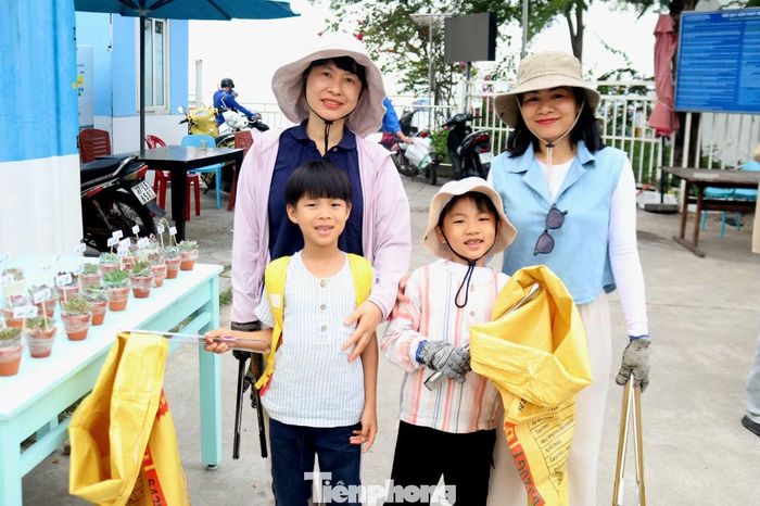 Nhiều phụ huynh cũng đưa các con tới tham gia chương trình để dạy con cách gìn giữ, bảo vệ môi trường và sống có ý thức, trách nhiệm. Chị Thanh Giang (phường Thanh Khê) cho biết con trai chị đã rất háo hức, dậy từ sớm chuẩn bị quần áo, dụng cụ để tham gia hoạt động. “Trong quá trình dọn rác, tôi cũng giải thích cho con về tầm quan trọng và ý nghĩa của việc phân loại rác. Hy vọng từ những hoạt động này, các con sẽ dần hình thành ý thức bỏ rác đúng nơi quy định”, chị Giang nói.