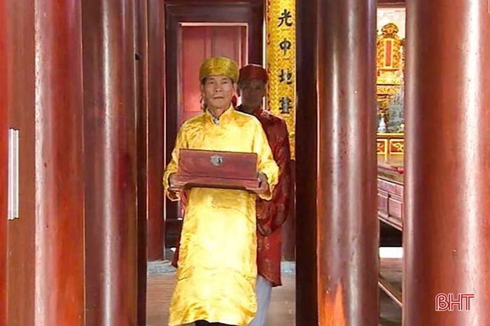 Mỗi dịp họp họ, giỗ tổ, gia phả lại được mở ra, trở thành cầu nối giữa các thế hệ.
