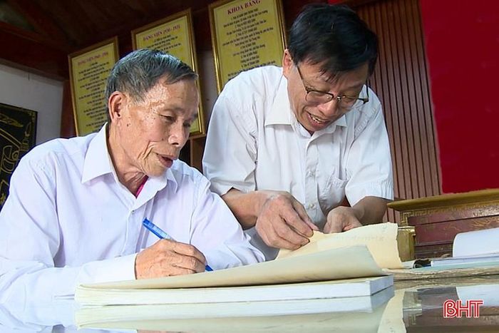 Ông Lê Xuân Tý (bên trái) cùng họ hàng của mình ghi chép gia phả dòng họ.