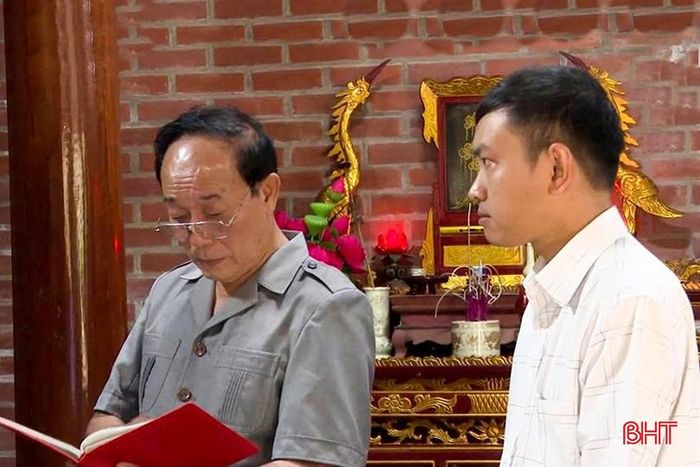 Ông Trần Văn Long (bên trái) trong một chuyến điền dã, ghi chép gia phả các dòng họ.