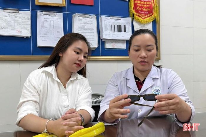 Bác sĩ CKI Phạm Thị Trà Giang, Trưởng khoa Khám bệnh - Dược - Cận lâm sàng, Bệnh viện Mắt Hà Tĩnh cảnh báo về tác hại khi sử dụng kính râm giá trẻ, không rõ nguồn gốc.