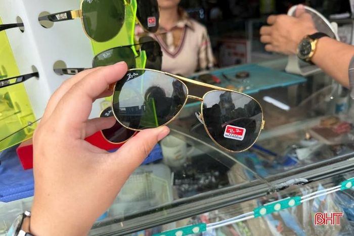 Kính "nhái" thương hiệu Ray-Ban tại chợ Hội, xã Cẩm Xuyên chỉ có giá 50.000 đồng.