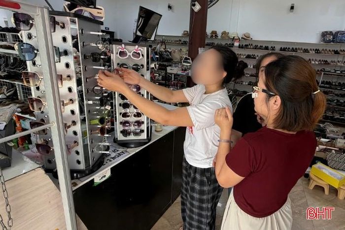 Nhiều người tiêu dùng vẫn chưa lường hết được sự nguy hiểm mà kính râm giá rẻ mang lại.