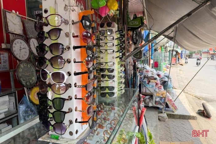 Kính râm được bày bán ngay bên đường.