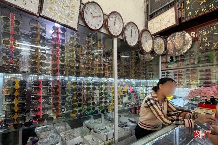 Kính râm "giá rẻ" được bán tràn lan tại nhiều cửa hàng trên địa bàn Hà Tĩnh