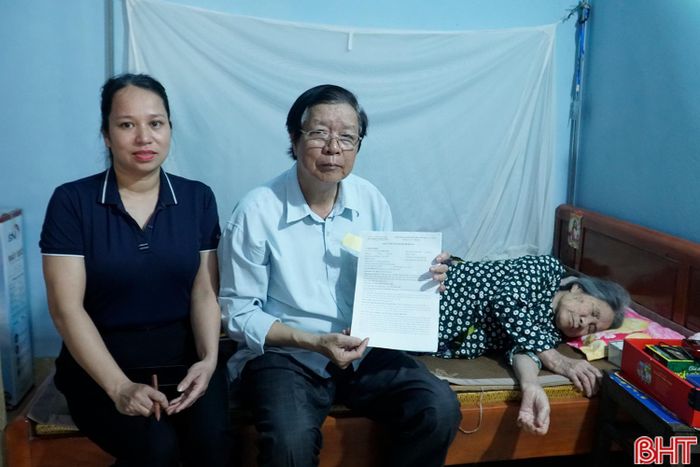 Cán bộ UBND phường Trần Phú tận tình đến giường bệnh làm thủ tục hành chính, xác định mức độ khuyết tật cho cụ Lê Thị Chắt (86 tuổi, tổ dân phố Vĩnh Phong).