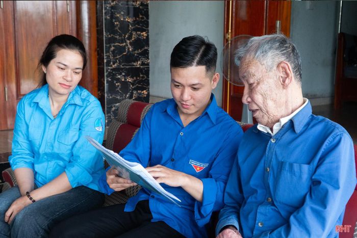 Tổ Chuyển đổi số cộng đồng xã Hương Khê đến tận nhà hỗ trợ cụ Phan Trọng Sỹ (96 tuổi, thôn Thượng Ấp) làm thủ tục hành chính về lĩnh vực đất đai.