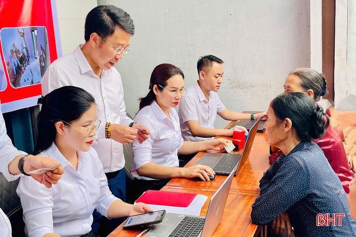 Người dân được cán bộ phường Hoành Sơn hướng dẫn tiếp cận dịch vụ công trực tuyến.