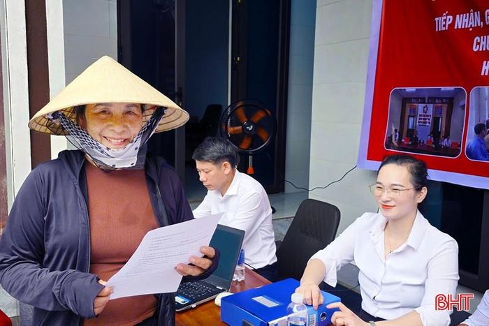  Cán bộ có mặt tại địa bàn để giải quyết các thủ tục hành chính tạo sự thuận tiện rất lớn cho bà con Nhân dân tại khu vực Đông Yên (cũ). Trong ảnh: Bà Mai Thị Tuyền vui vẻ khi được cán bộ phường Hoành Sơn hỗ trợ hoàn thành thủ tục hành chính ngay gần nhà. 