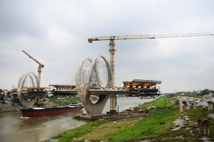 Các trụ cầu và kết cấu chính dần hình thành tại khu vực giữa sông Đuống.