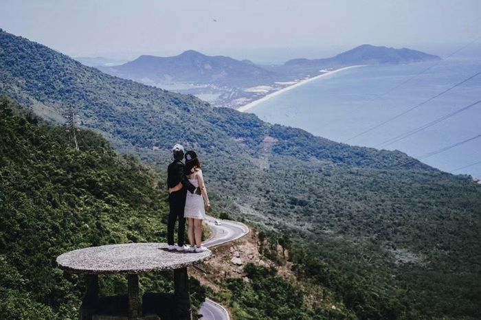 Cơn sốt tìm bạn đồng hành trên mạng xã hội không chỉ là biểu hiện của nhu cầu kết nối trong thời đại số, mà còn phản ánh sự cô đơn ẩn sâu giữa nhịp sống hiện đại