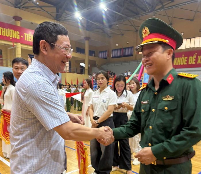 Đồng chí Lê Văn Tuấn, Tỉnh ủy viên, Bí thư Đảng ủy, Chủ tịch HĐND phường Sầm Sơn trao cờ lưu niệm cho các đoàn tham dự.