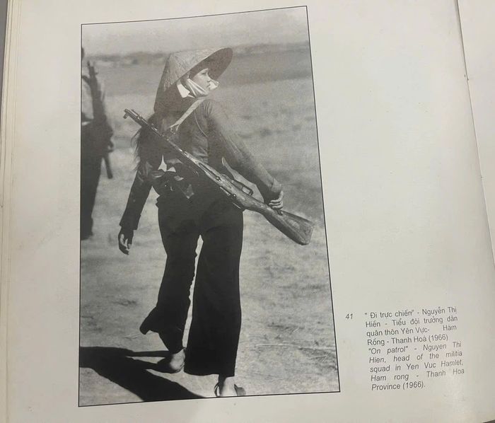“Đi trực chiến” - Nguyễn Thị Hiền, Tiểu đội trưởng dân quân Yên Vực năm 1966.