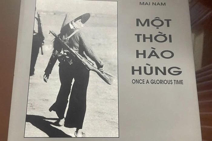 Trang bìa cuốn sách ảnh “Một thời hào hùng” là ảnh Tiểu đội trưởng dân quân Yên Vực Nguyễn Thị Hiền.